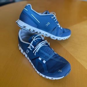 On Cloud 5 Women’s running 🏃‍♀️ shoes 8.5